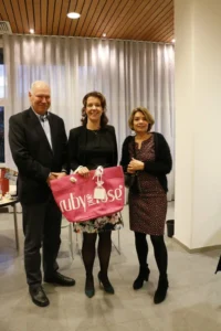Stichting Ruby and Rose heeft meegefinancieerd aan het promotie-onderzoek van Loes van der Einden. Hieronder staat een samenvatting beschreven van haar proefschrift: ‘Improving care for women with vulvar squamous (pre)malignancies’ door Loes van den Einden. In het proefschrift worden verschillende mogelijkheden beschreven om de zorg voor vrouwen met schaamlipkanker (vulvakanker) of een voorstadium daarvan te verbeteren. Is gedifferentieerde VIN het voorstadium van niet-HPV-gerelateerde vulvakanker? Om te kunnen voorspellen welke vrouwen met lichen sclerosus vulvakanker krijgen, wilden we graag meer weten over de ontstaanswijze van vulvakanker. Er wordt aangenomen dat gedifferentieerde VIN (dVIN) het voorstadium van vulvakanker is, maar genetisch bewijs dat deze theorie ondersteunt was er niet. Daarom bestudeerden we in het proefschrift de genetische relatie tussen dVIN en vulvakanker. Dit deden we door DNA van dVIN te vergelijken met DNA van vulvakanker binnen dezelfde patiënt. In dVIN vonden we 3 afwijkende chromosomen. Bij de vulvakanker vonden we diezelfde, plus een aantal extra afwijkingen. Deze bevindingen suggereren dat dVIN en vulvakanker inderdaad uit dezelfde voorlopercel voortkomen. Hoe vaak komt vulvakanker voor? In het proefschrift laten we zien dat het aantal vrouwen dat gediagnosticeerd werd met vulvakanker de laatste jaren met 70% is toegenomen in Nederland. Een deel van die stijging kan worden verklaard door de vergrijzing. Daarnaast zagen we een stijging met name bij vrouwen onder de 60 jaar. De oorzaak voor de stijging is niet bekend. Hoe kan de behandeling van vrouwen met vulvakanker worden verbeterd? Vrouwen met vulvakanker worden vanaf 2000 gecentraliseerd behandeld. Dit wil zeggen dat als er vulvakanker wordt gediagnostiseerd, de vrouw wordt doorgestuurd naar – en behandeld in – een oncologisch centrum. We hebben laten zien dat het advies tot centraliseren goed is opgevolgd; het percentage vrouwen behandeld in een oncologisch centrum steeg van 62 naar 93%. Na verdere analyse bleek dat de behandeling in een oncologisch centrum een onafhankelijke prognostische factor voor de overleving was. Ook bekeken we de mogelijkheid om behandelings-gerelateerde klachten (wondinfecties of oedeem in de benen) te verminderen. We ontdekten dat een andere manier van het meten van de diepte van de tumor, ervoor kan zorgen dat een vrouw met vulvakanker mogelijk minder uitgebreid geopereerd zou hoeven worden. Dit zijn veelbelovende resultaten maar moet nog verder worden uitgezocht voordat in de dagelijkse praktijk kan worden gebruikt. Is de diagnose dVIN lastig te stellen door de patholoog? In het proefschrift hebben we laten zien dat het stellen van de diagnose dVIN lastig is voor pathologen. Derhalve moet overwogen worden om bij discrepantie tussen het klinisch beeld en hetgeen wat de patholoog ziet onder de microscoop, een gespecialiseerd patholoog mee te laten beoordelen.